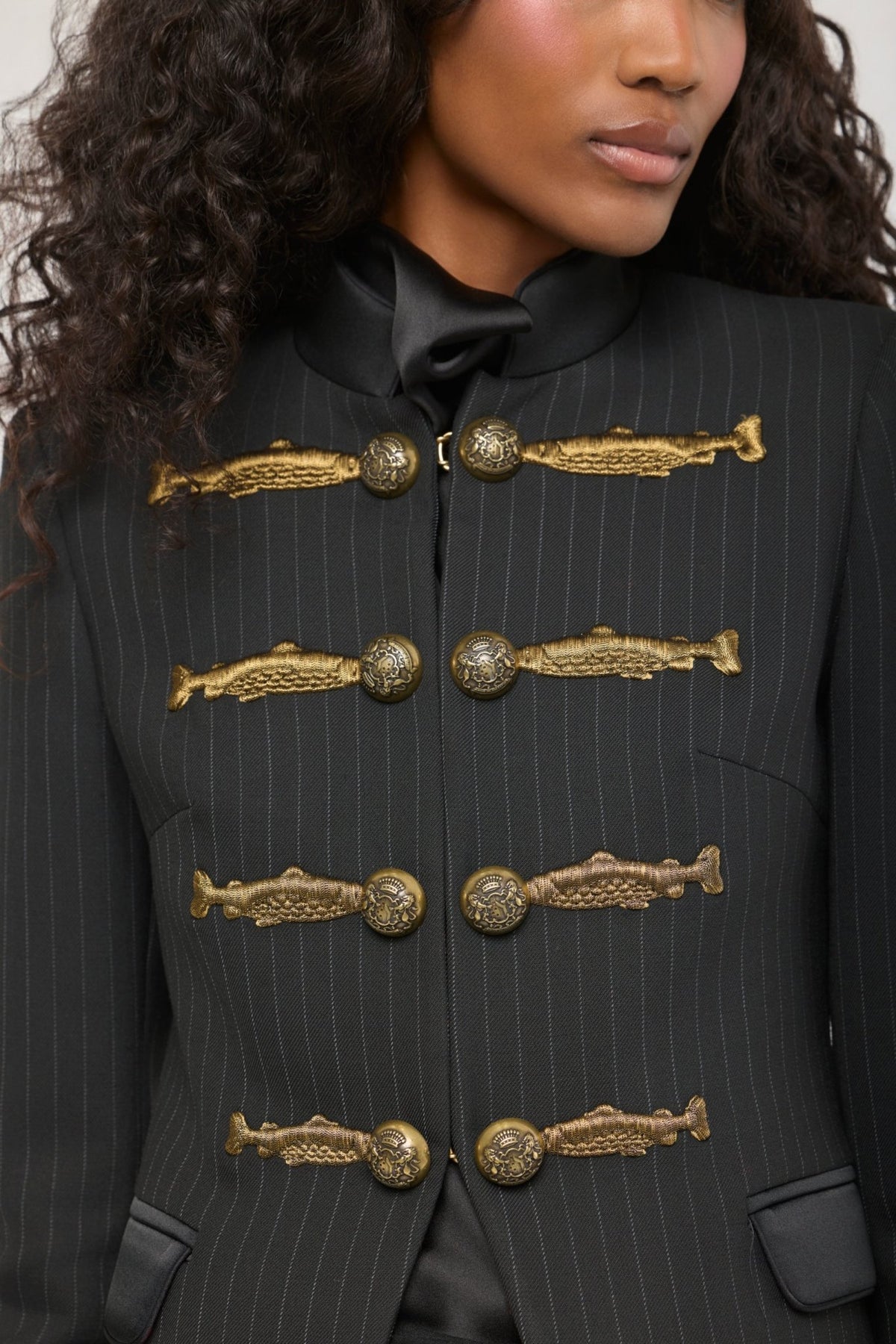 Blazer raya diplomática bordada Nuvola Diplomatic de The Extreme Collection con bordados dorados y botones exclusivos.