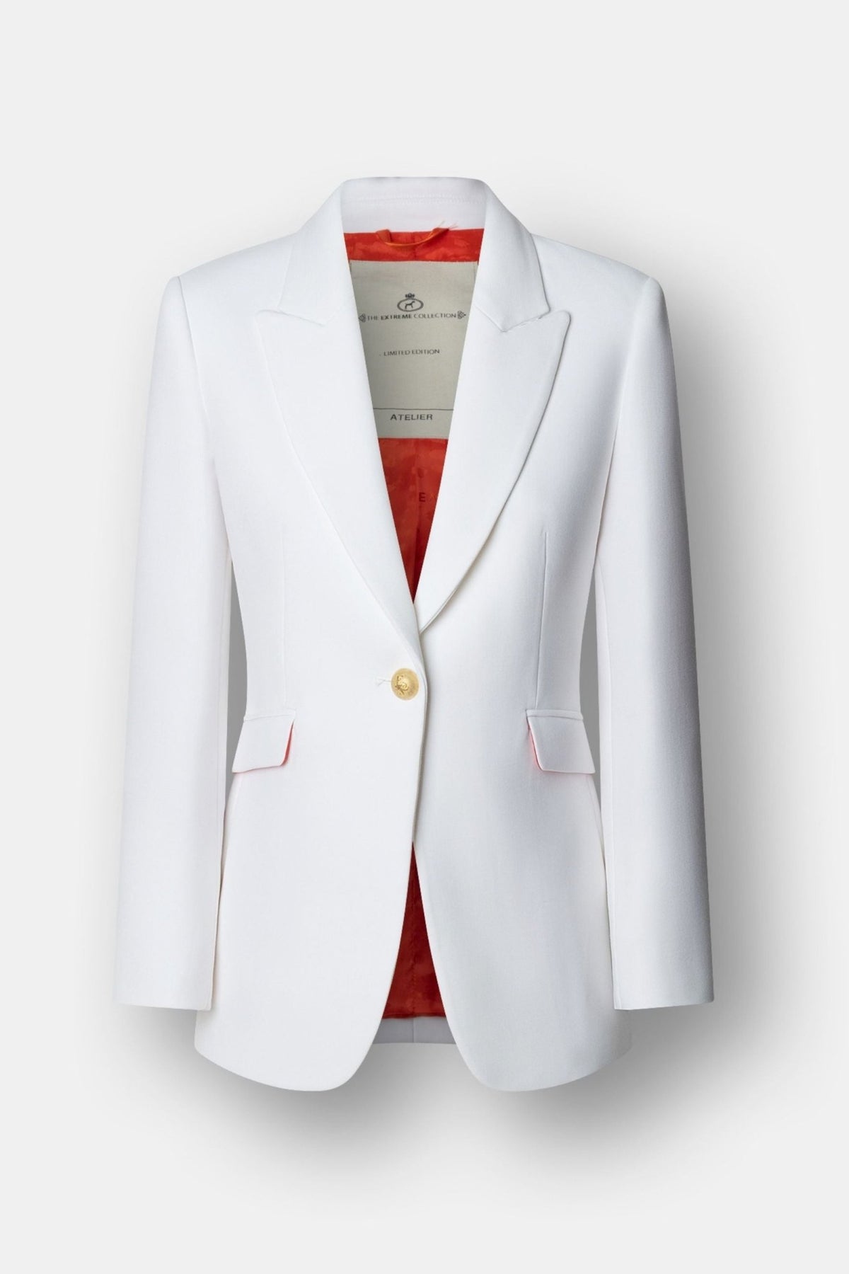 Blazer entallada blanca Paris de super crepe con solapa de pico, botón metálico dorado y bolsillos de cartera. Elegancia artesanal y sostenible.