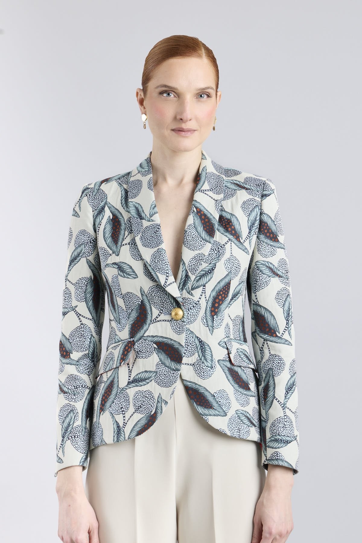 Blazer estampado azul modelo Gilberta con diseño floral de The Extreme Collection.