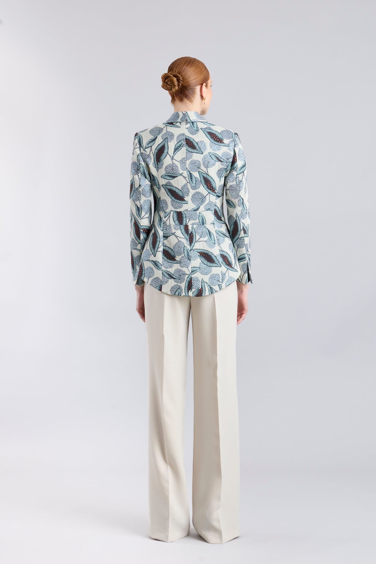 Blazer estampado azul modelo Gilberta con diseño floral de The Extreme Collection.