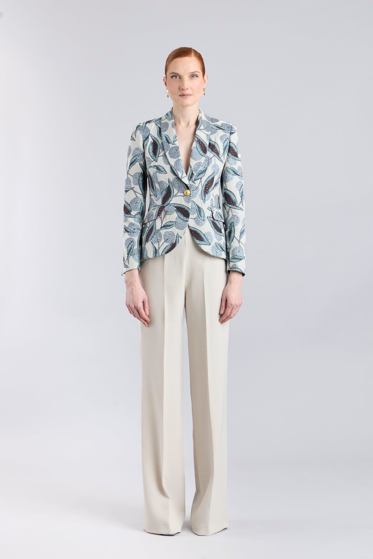 Blazer estampado azul modelo Gilberta con diseño floral de The Extreme Collection.