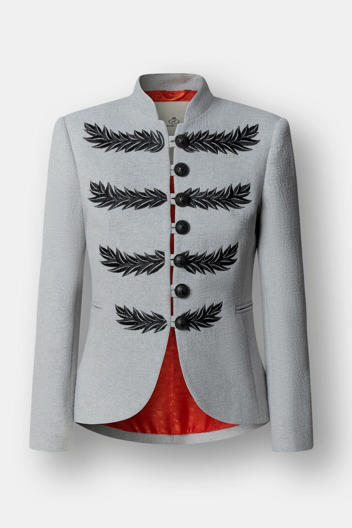 Blazer levita bordada gris perla Renata Cipriani de corte largo con cuello mao en satén negro, bordado en espiga y forro vibrante. Lujo artesanal.