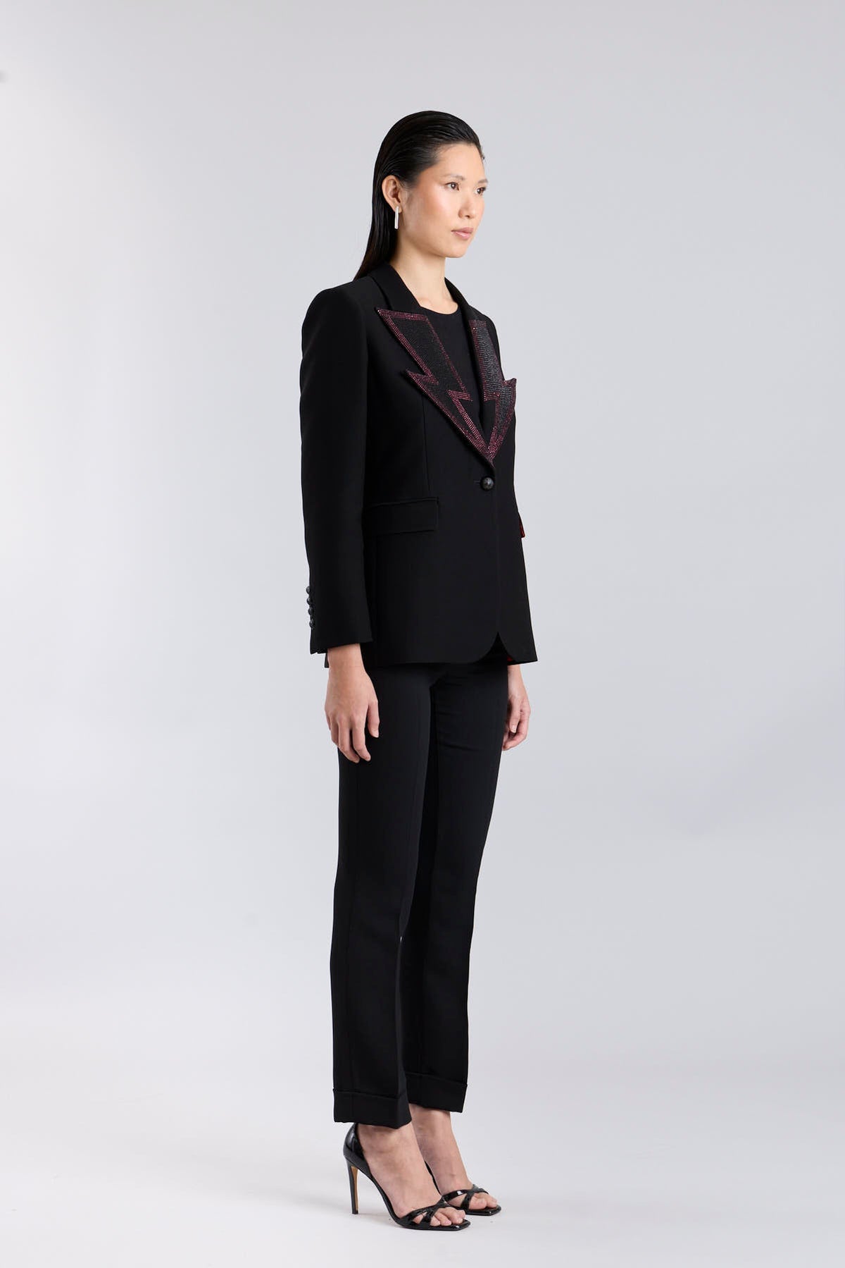 Blazer joya negro modelo Hikaru con aplicaciones ornamentales de The Extreme Collection.