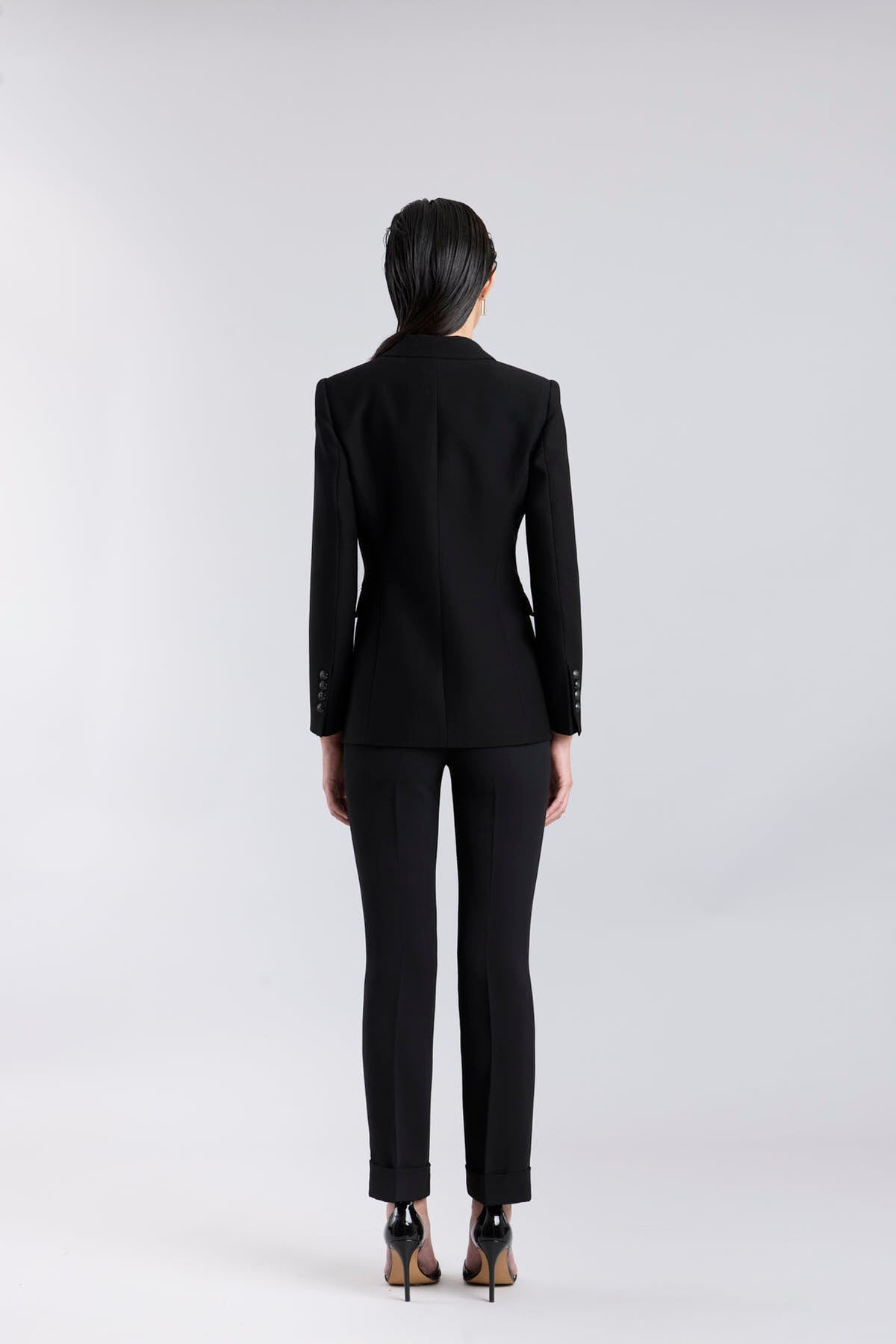 Blazer joya negro modelo Hikaru con aplicaciones ornamentales de The Extreme Collection.