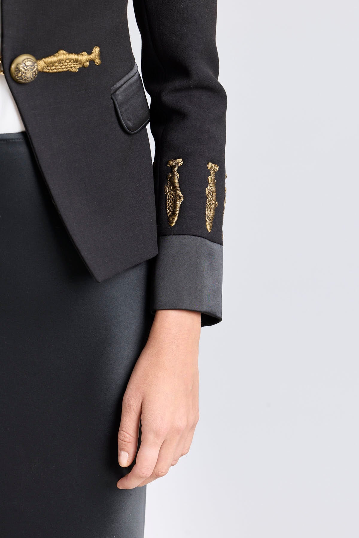Blazer militar negro Nuvola con cuello mao y bordado de peces en hilo oro viejo.