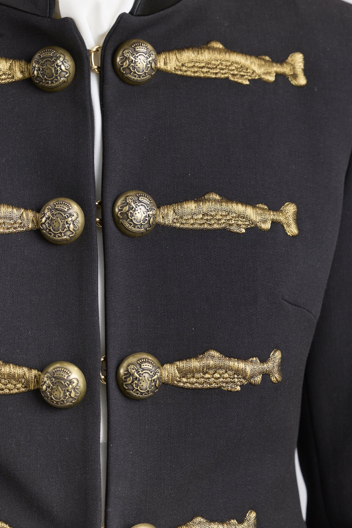 Blazer militar negro Nuvola con cuello mao y bordado de peces en hilo oro viejo.