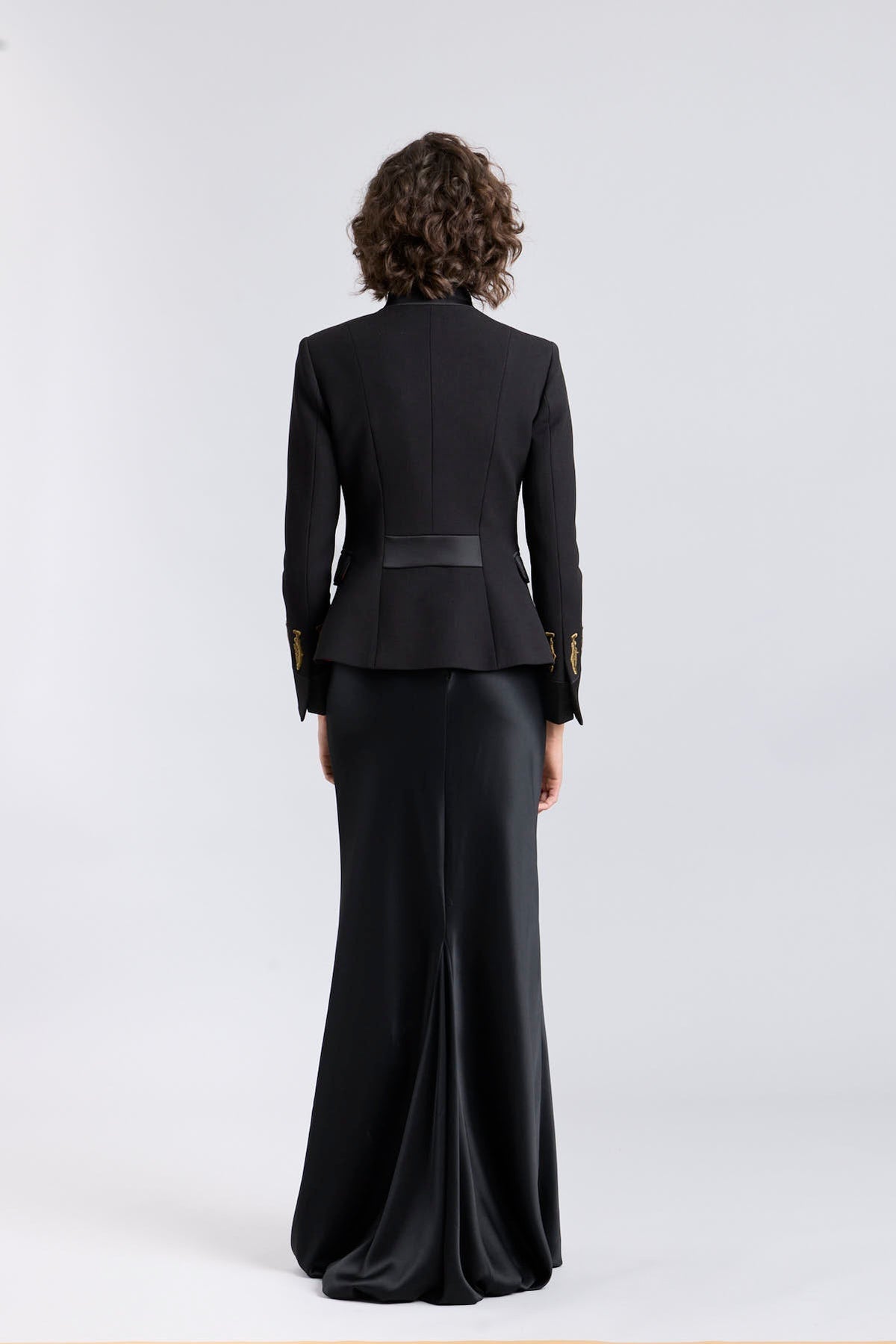 Blazer militar negro Nuvola con cuello mao y bordado de peces en hilo oro viejo.