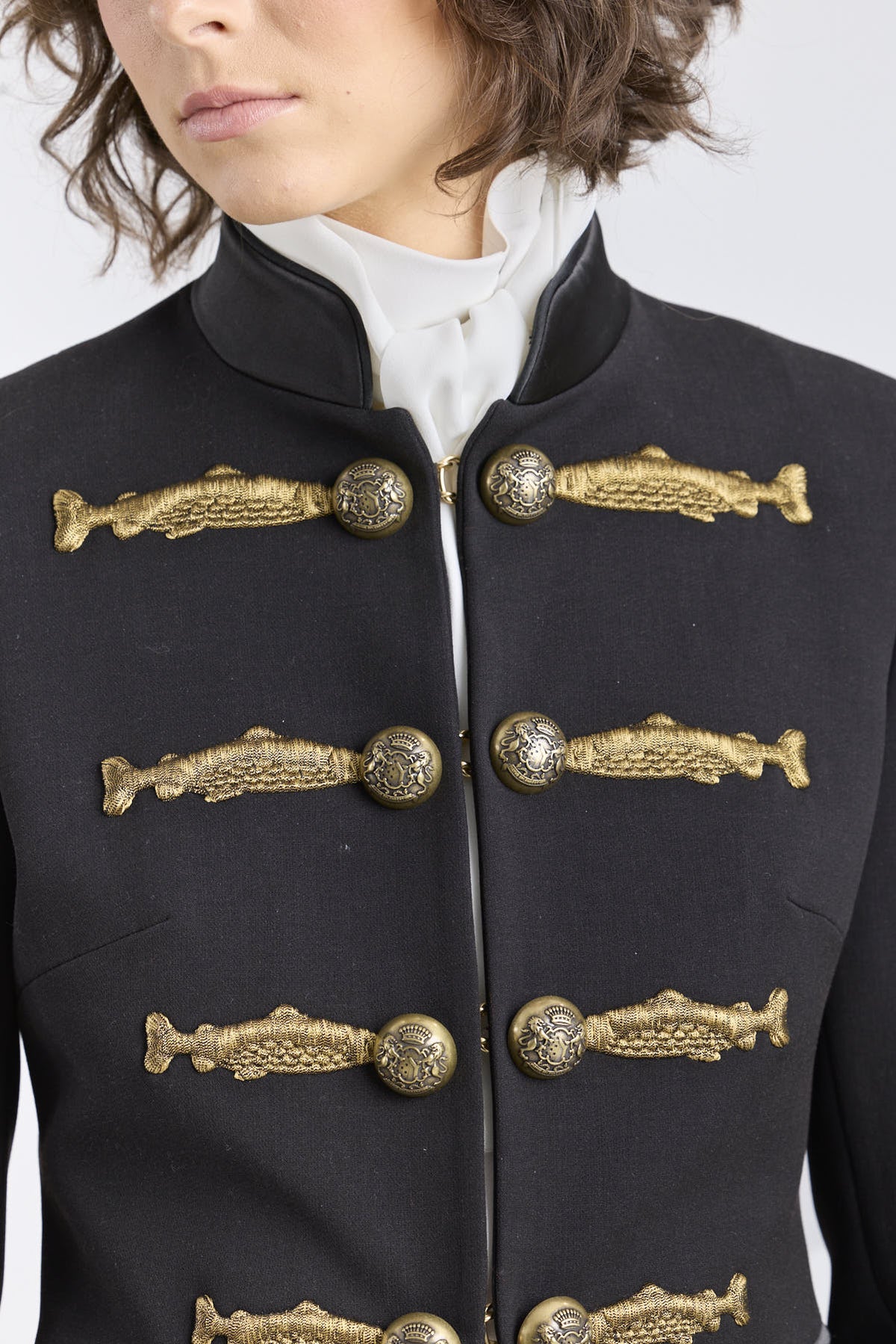 Blazer militar negro Nuvola con cuello mao y bordado de peces en hilo oro viejo.