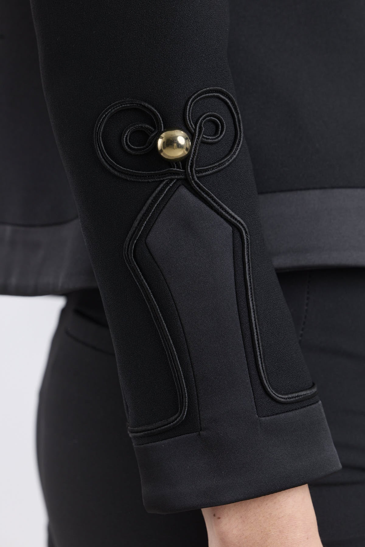 Blazer militar con soutache negro corta La Spezia en super crepe negro con cuello mao, bordado soutache, alamares y botones de latón.
