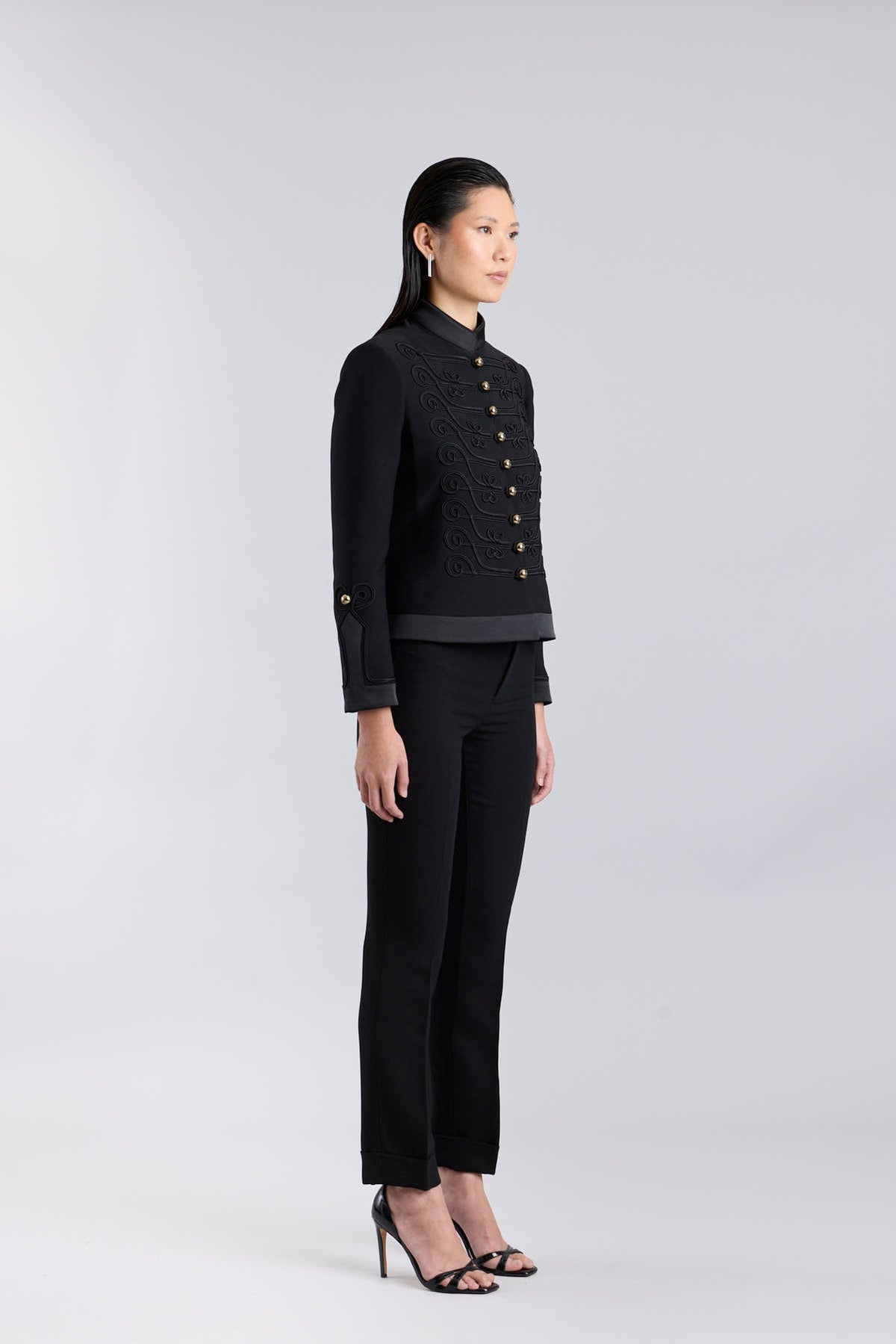 Blazer militar con soutache negro corta La Spezia en super crepe negro con cuello mao, bordado soutache, alamares y botones de latón.