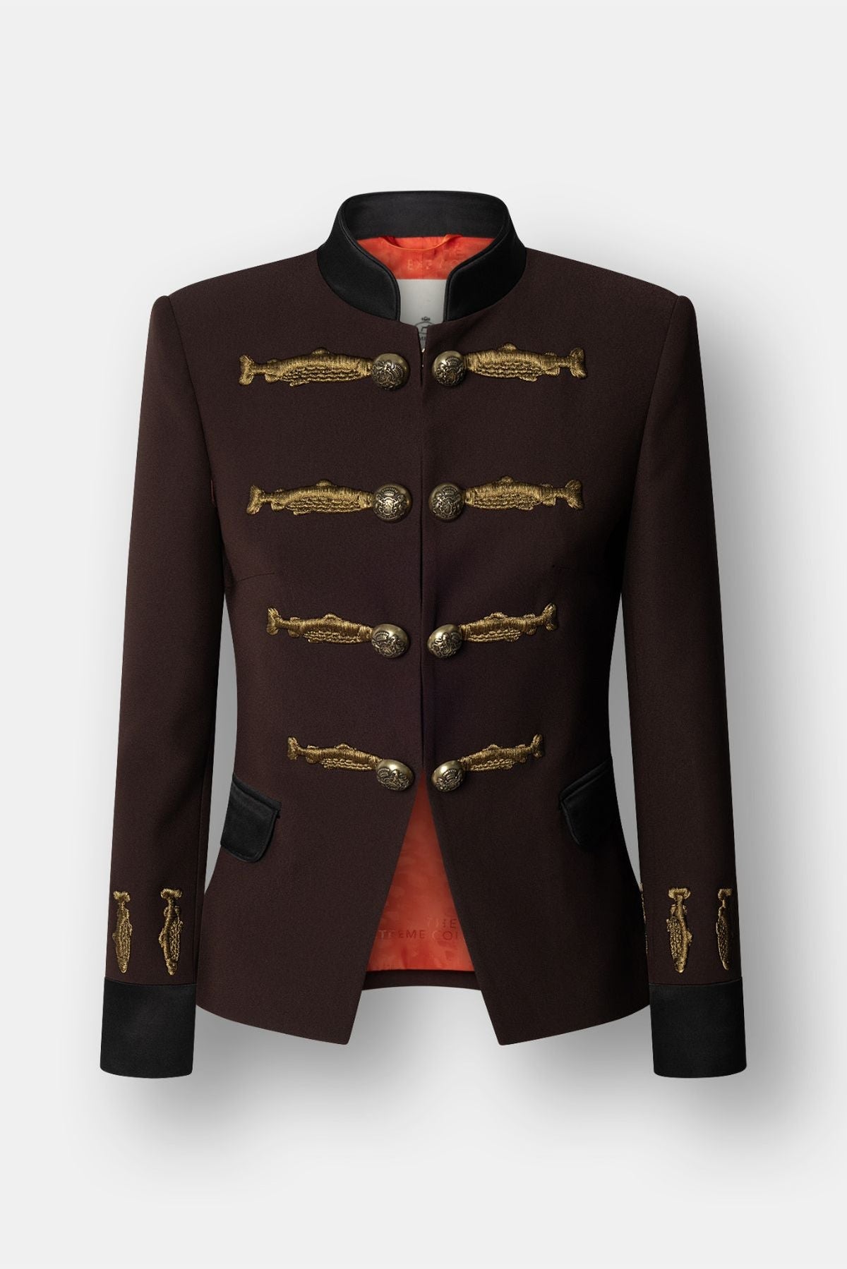 Blazer militar marrón Nuvola en tono cacao con hombros definidos, cuello mao y bordados en oro viejo.
