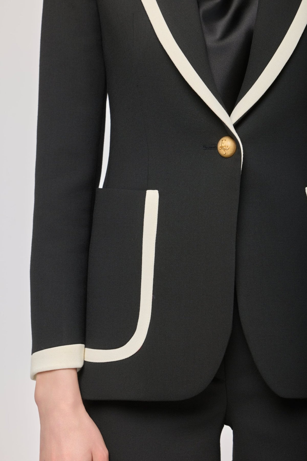 Blazer negra con ribetes en contraste Laurent de The Extreme Collection en elegante color negro con ribetes blancos y botones dorados.