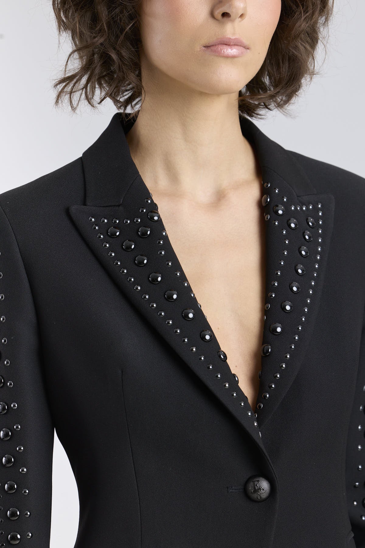 Blazer negro con tachas puestas a mano modelo Lord Byron de The Extreme Collection.