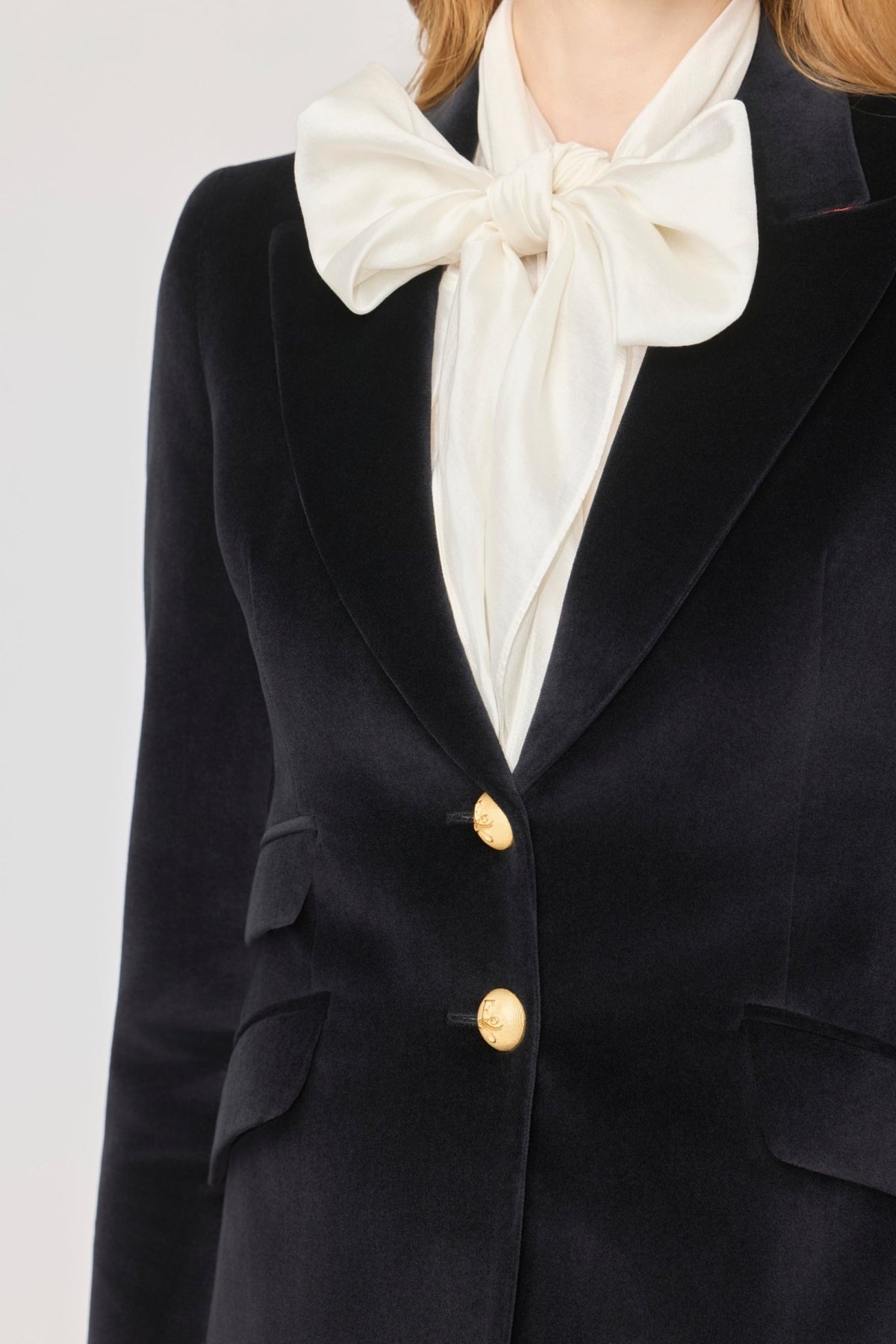 Blazer terciopelo negro Oliva de The Extreme Collection confeccionada en suave terciopelo negro y 100% algodón.