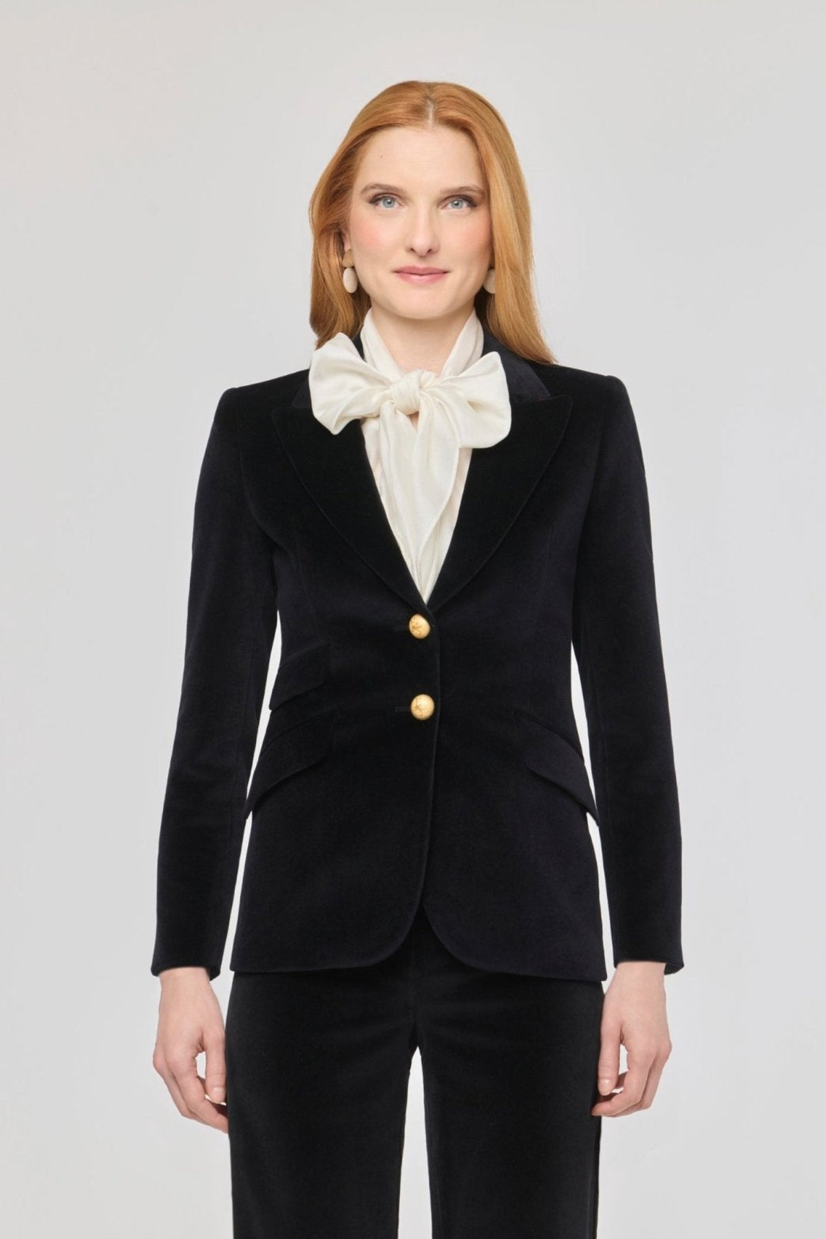 Blazer terciopelo negro Oliva de The Extreme Collection confeccionada en suave terciopelo negro y 100% algodón.