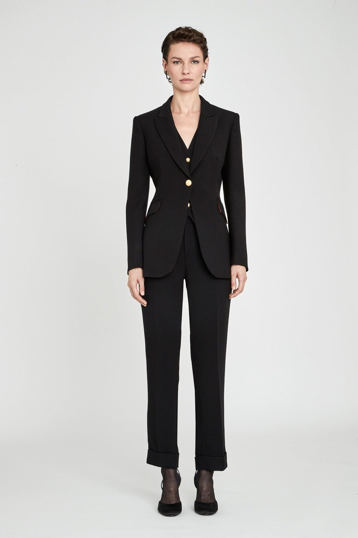 Blazer entallada negra Paris en super crepé negro con solapa de pico y botón dorado central.