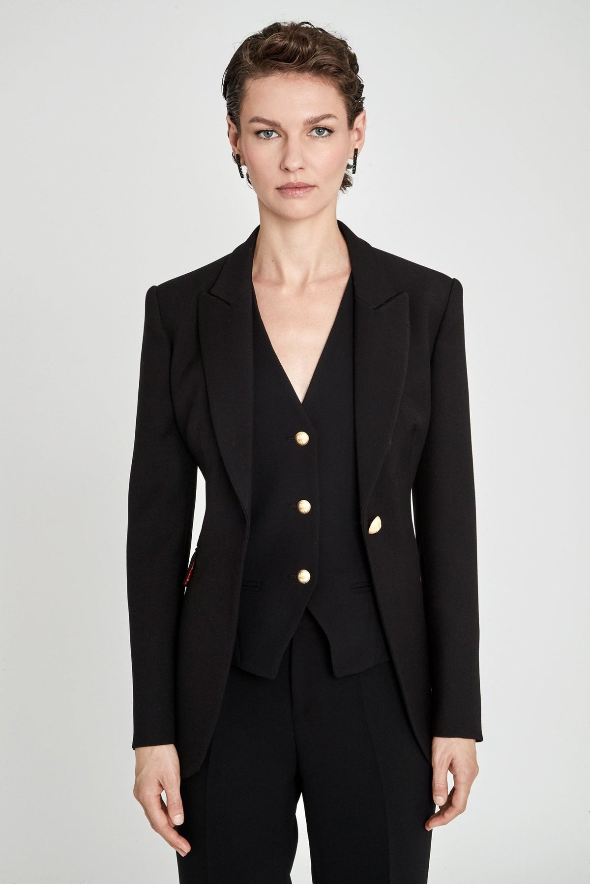 Blazer entallada negra Paris en super crepé negro con solapa de pico y botón dorado central.