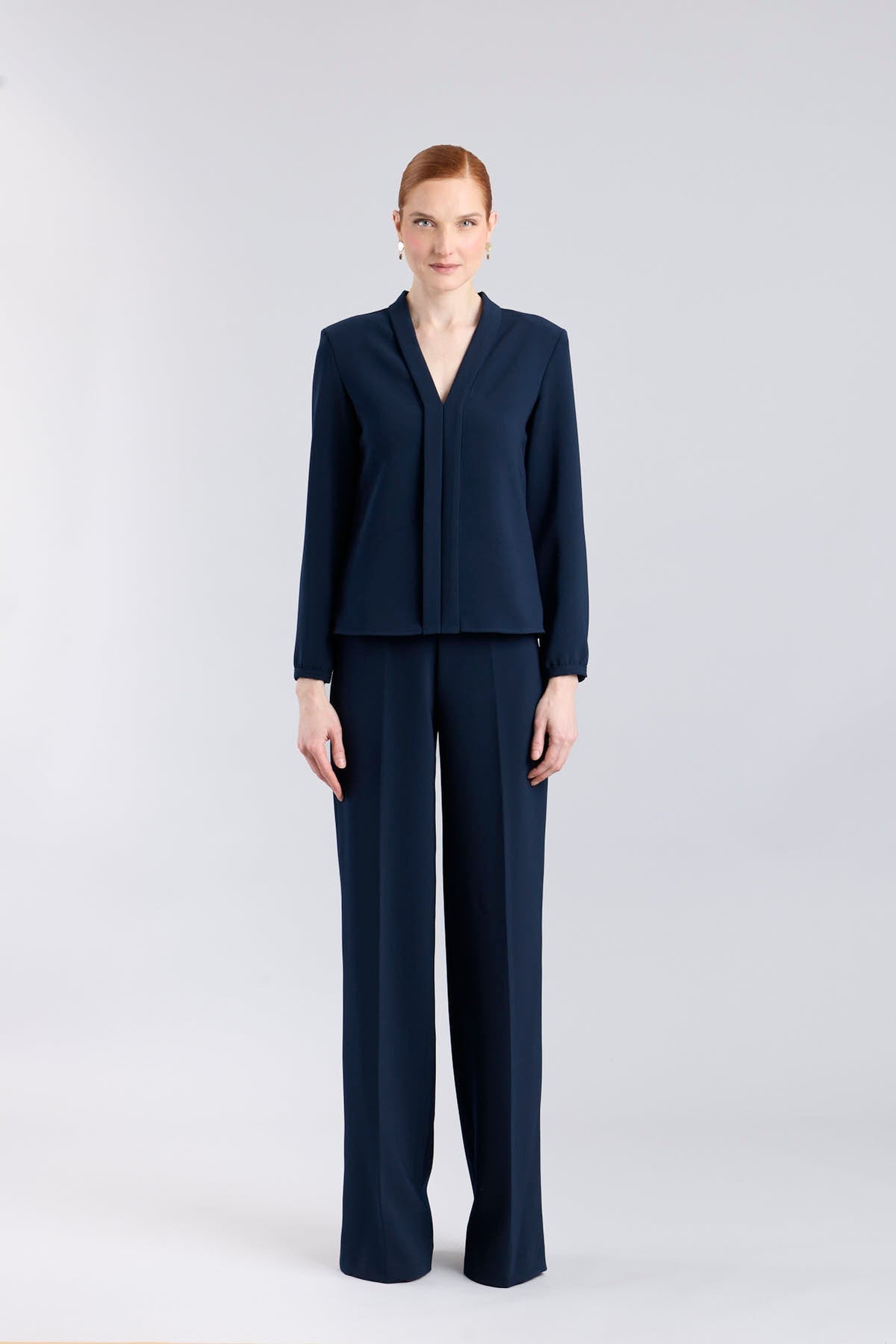 Blusa azul marino con cuello tipo esmoquin de The Extreme Collection.