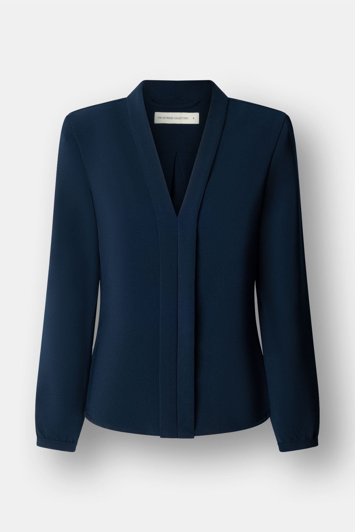 Blusa azul marino con cuello tipo esmoquin de The Extreme Collection.