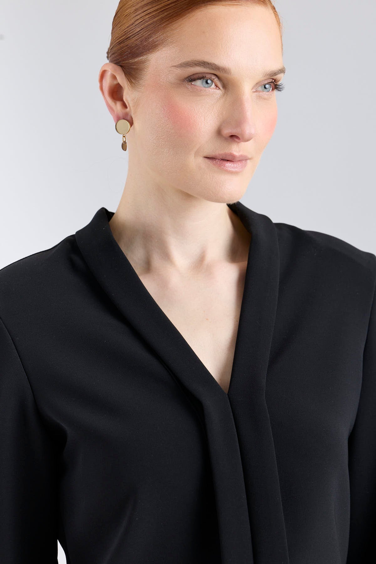 Blusa negra con cuello tipo esmoquin de The Extreme Collection.