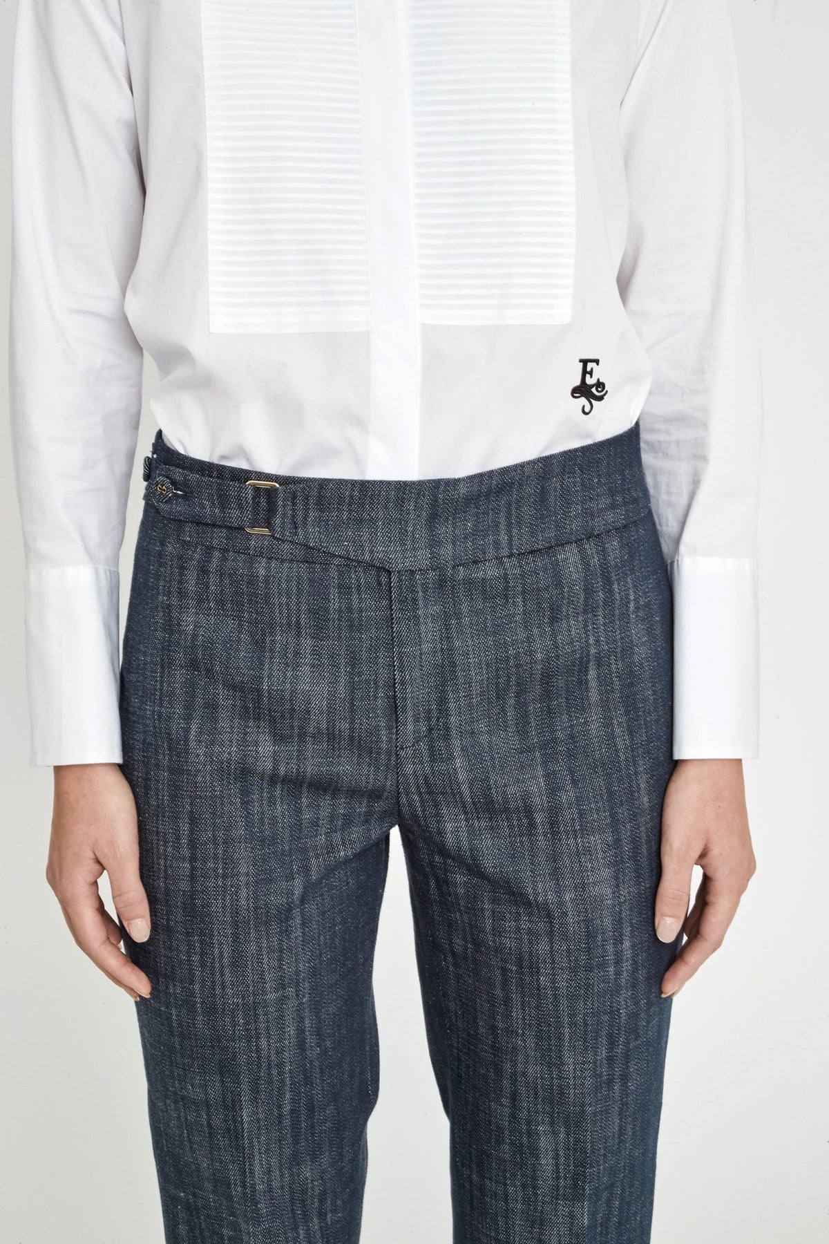 Camisa blanca con jaretas  Eleanor de The Extreme Collection en color blanco con jaretas frontales, cuello camisero clásico y puños estructurados.
