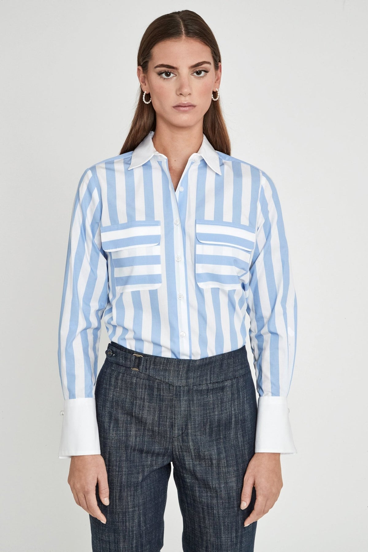 Camisa rayas celeste Gabrielle de The Extreme Collection en rayas celestes y blancas con bolsillos frontales, cuello y puños estructurados en contraste.