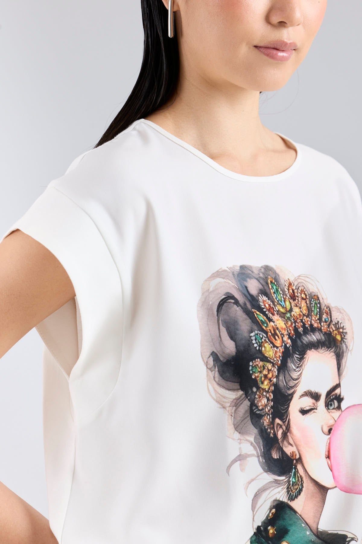 Camiseta estampada blanca Pink Balloon de silueta fluida, con estampado frontal de globo rosa y mangas de caída natural. Versátil y elegante.