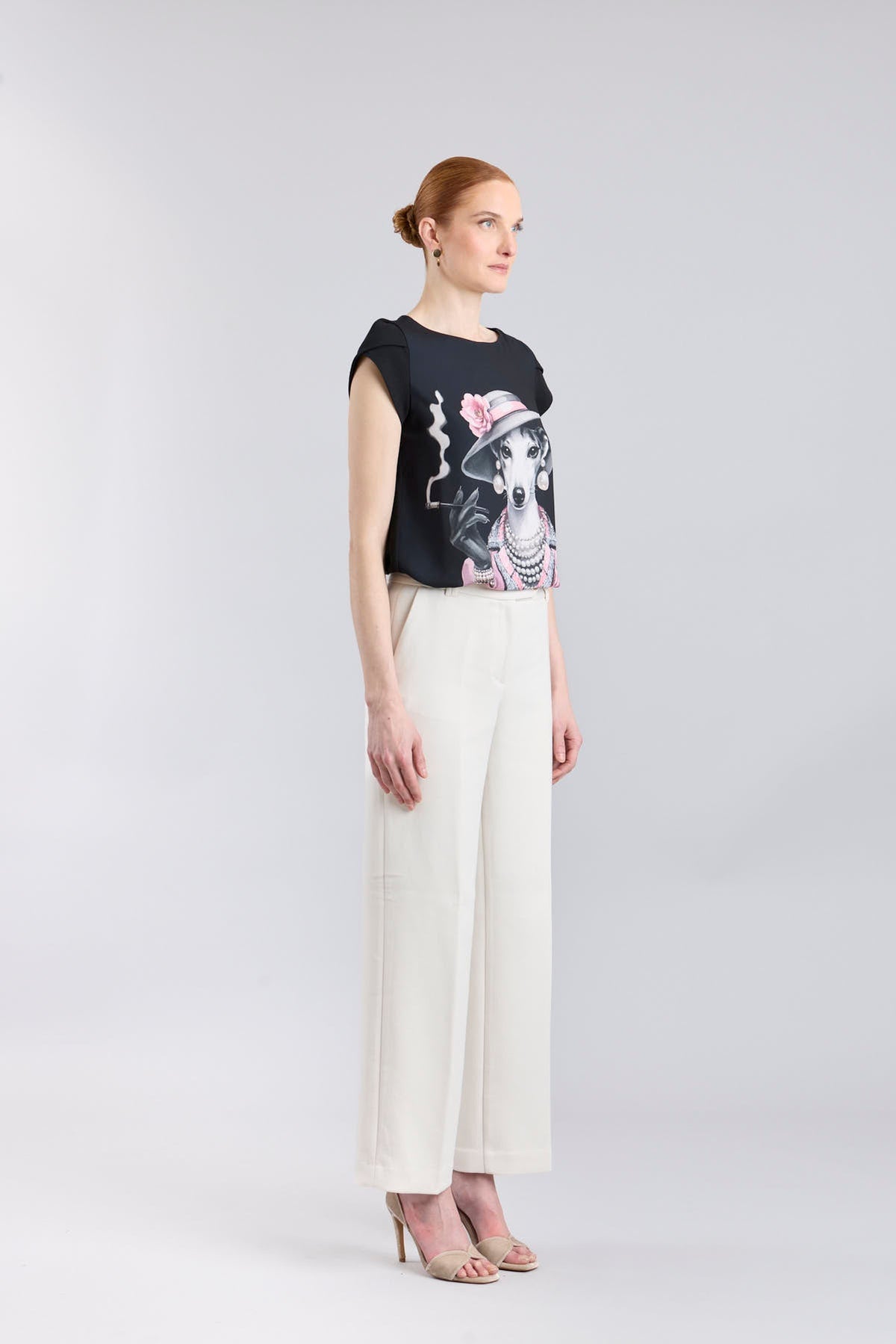 Camiseta estampada negra Camelia de silueta fluida con mangas en forma de pétalo y elegante ilustración frontal.