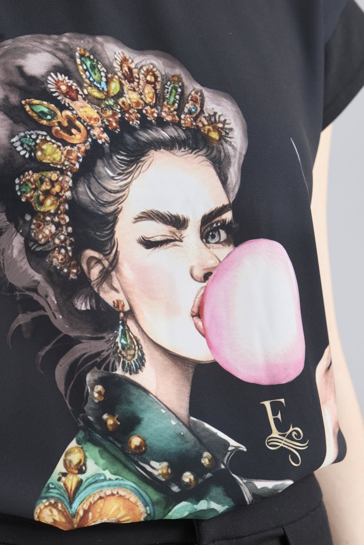 Camiseta estampada negra Pink Balloon con silueta fluida, tejido suave y un delicado estampado frontal de globo rosa.