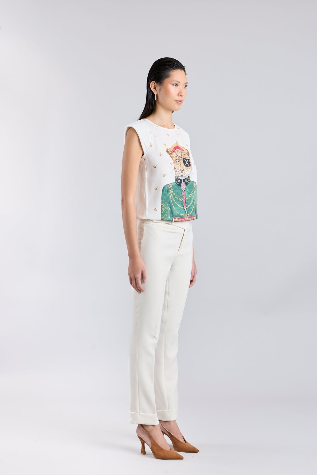 Camiseta estampada blanco Anne Bonny de edición limitada con diseño de felino aristócrata.