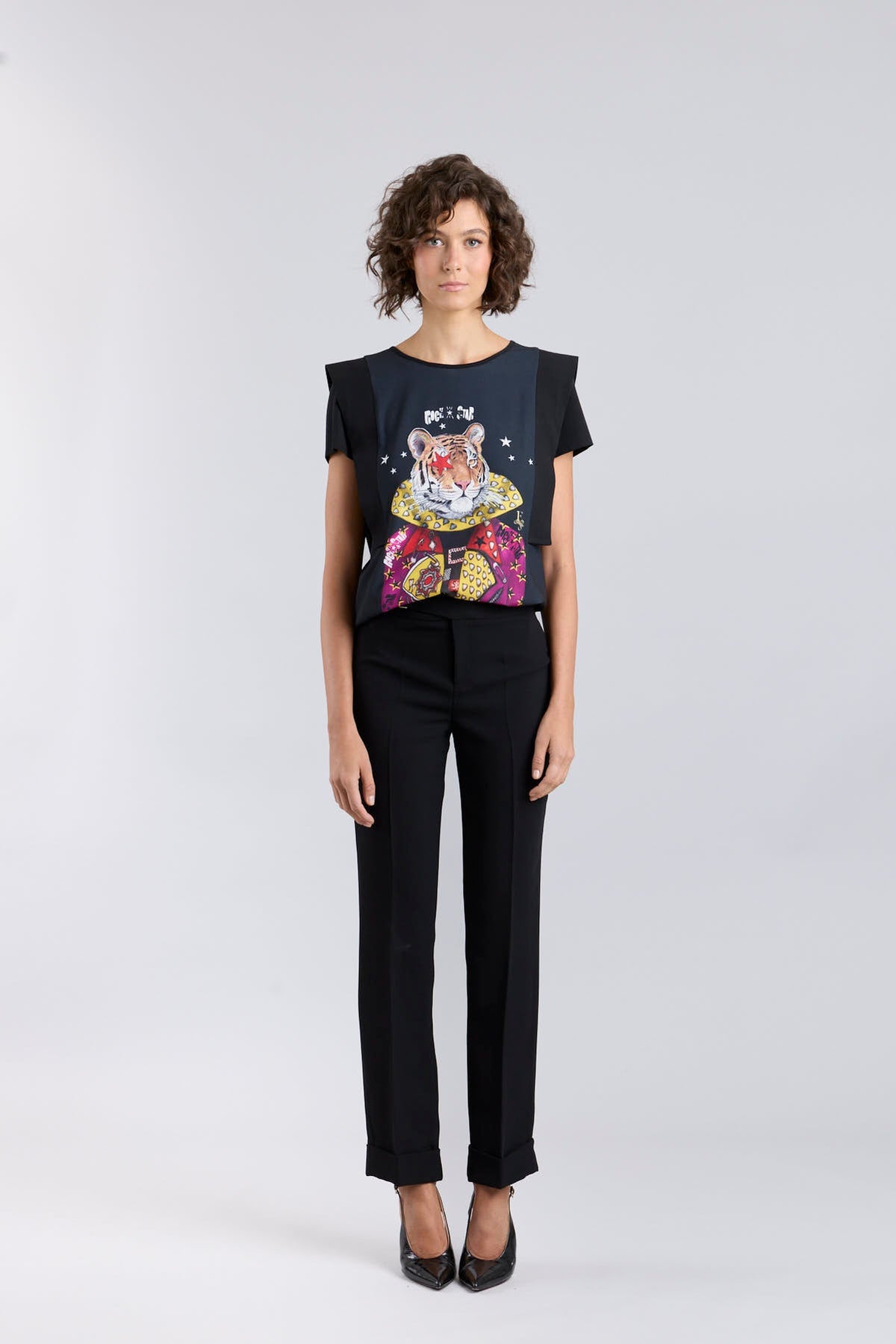 Camiseta negra con estampado central de tigre y estrellas modelo Rock Star de The Extreme Collection.