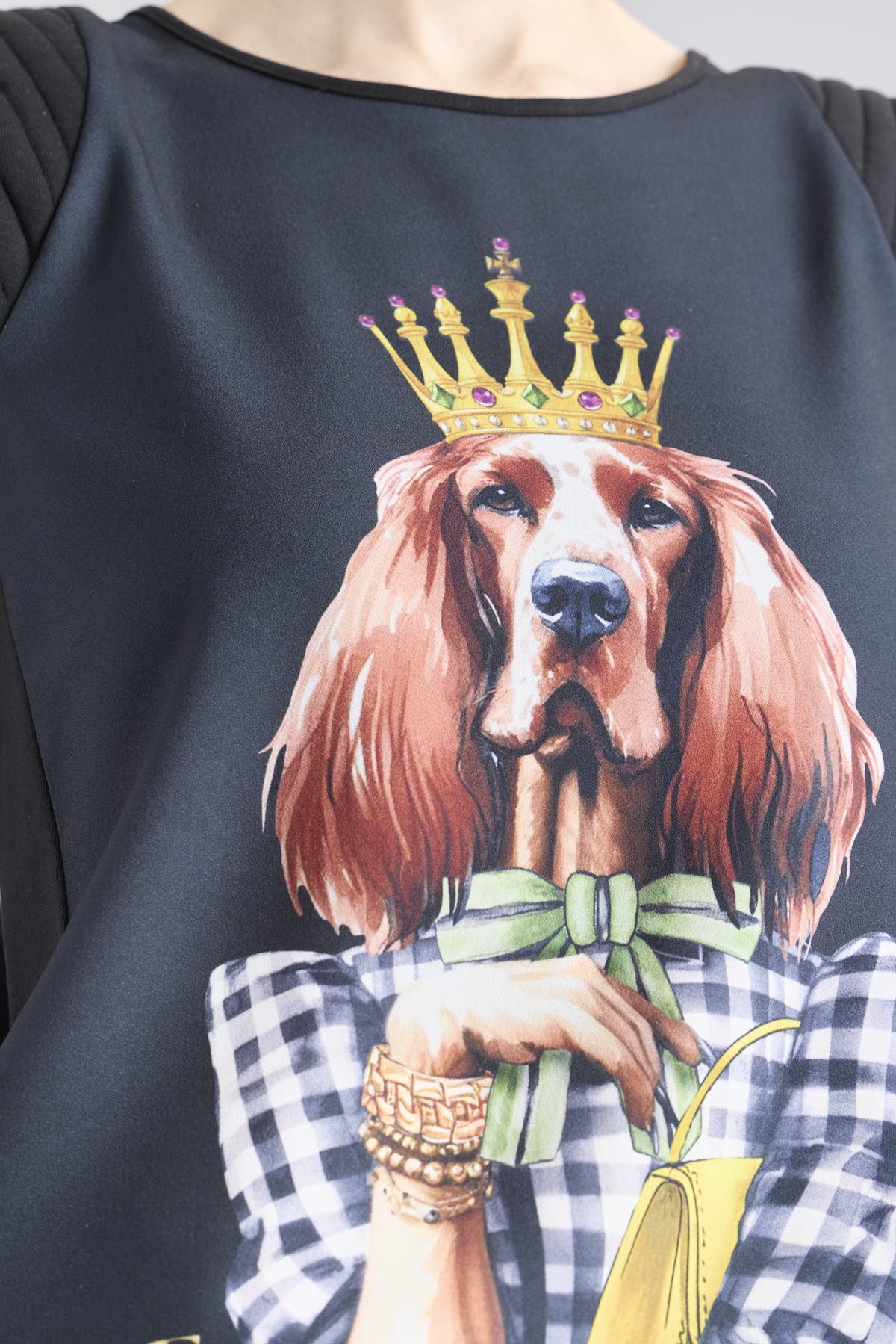 Camiseta negra con ilustración de perro Setter luciendo una corona dorada y lazo verde de The Extreme Collection.