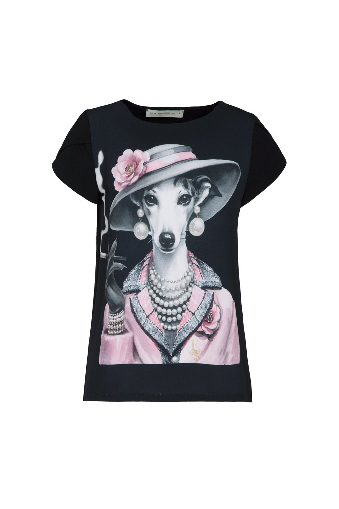 Camiseta estampada negra Camelia de silueta fluida con mangas en forma de pétalo y elegante ilustración frontal.