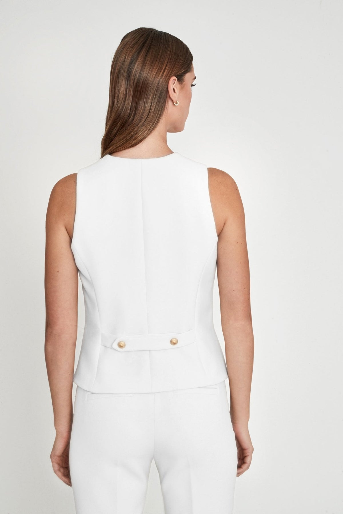 Chaleco sastre blanco Atelier en super crepe con tres botones, bolsillos de vivo y elegantes detalles dorados. Sastrería artesanal y sostenible hecha en España.