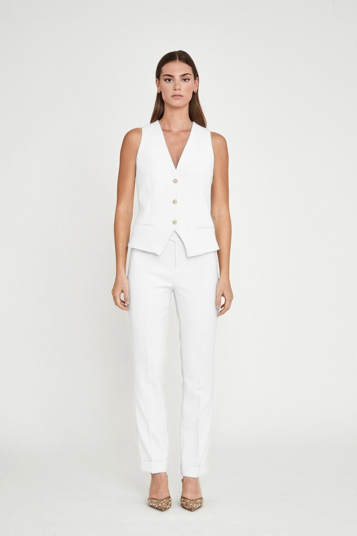 Chaleco sastre blanco Atelier en super crepe con tres botones, bolsillos de vivo y elegantes detalles dorados. Sastrería artesanal y sostenible hecha en España.