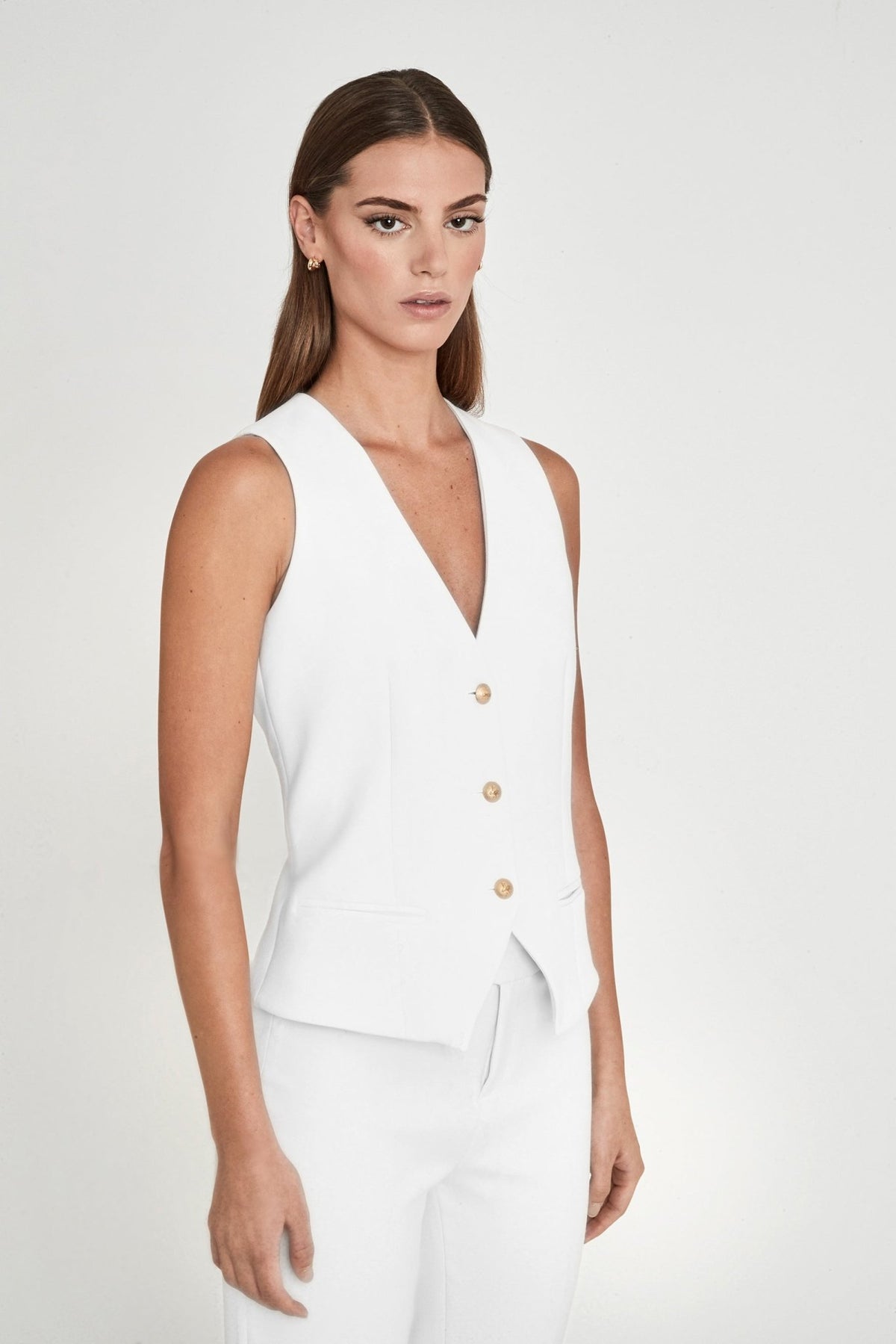 Chaleco sastre blanco Atelier en super crepe con tres botones, bolsillos de vivo y elegantes detalles dorados. Sastrería artesanal y sostenible hecha en España.