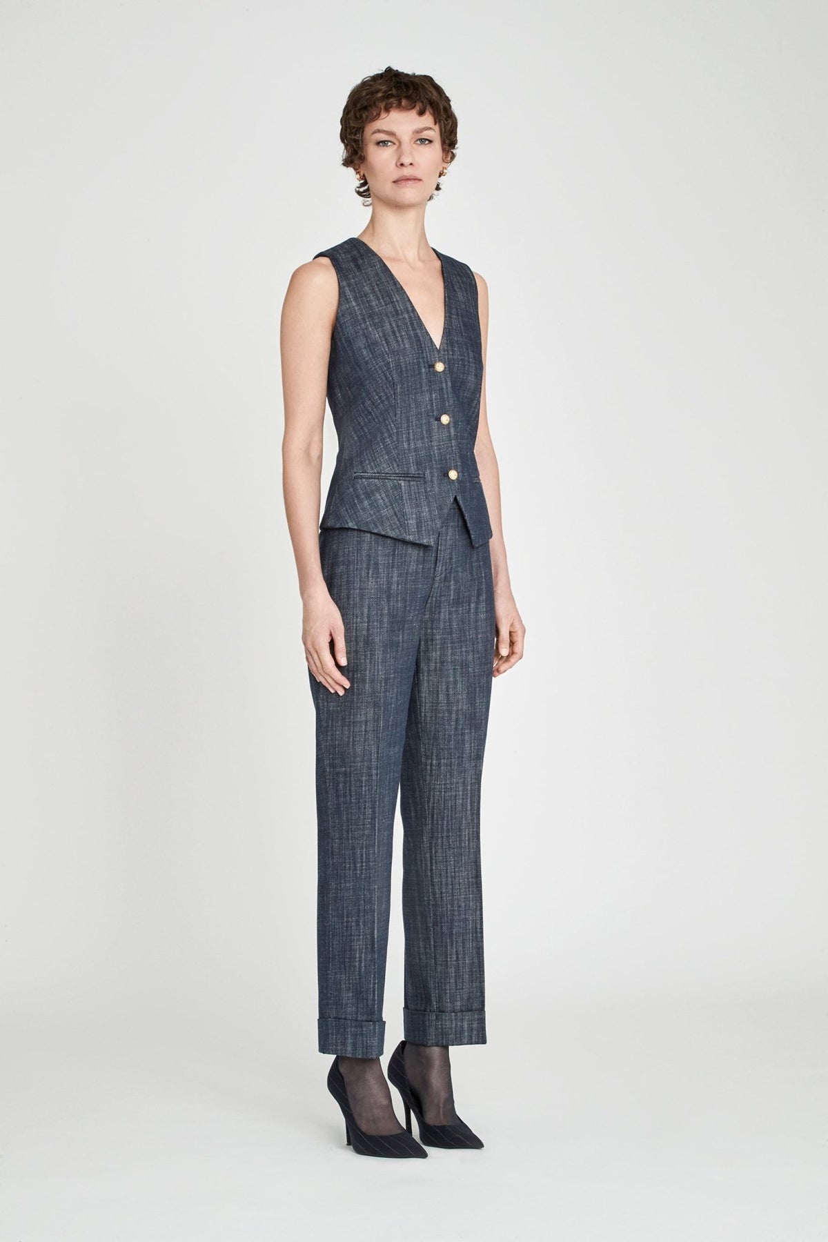 Chaleco sastre denim Milán entallado en azul de alta calidad con escote en V, botones dorados y detalles artesanales. Sofisticación moderna y versátil.
