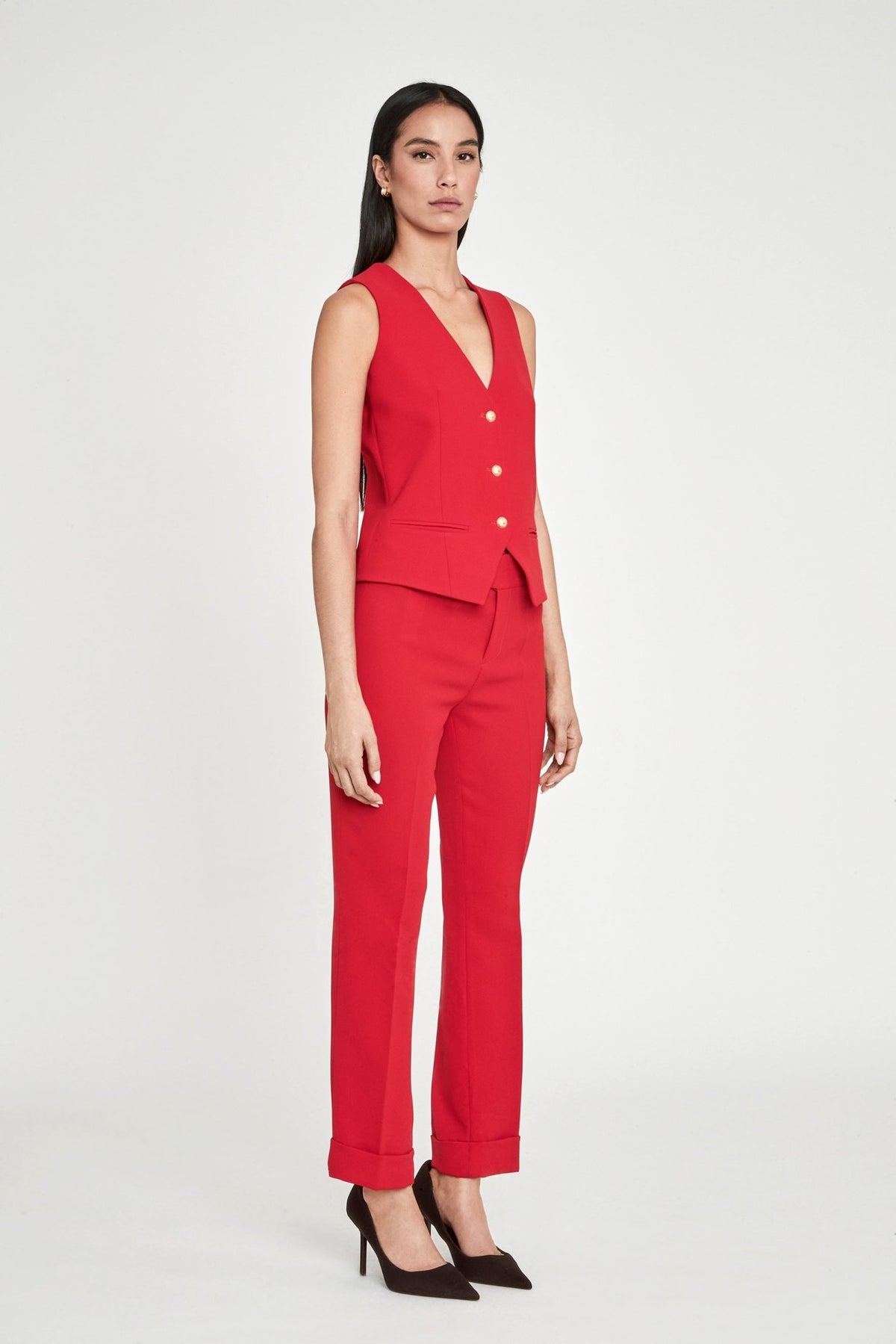 Chaleco sastre rojo Atelier en super crepé de tres botones con bolsillos de vivo y detalles dorados con logo.