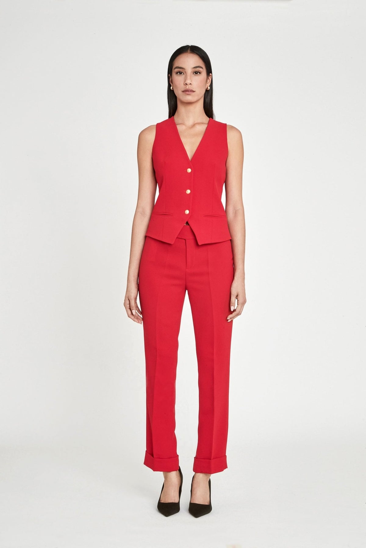Chaleco sastre rojo Atelier en super crepé de tres botones con bolsillos de vivo y detalles dorados con logo.