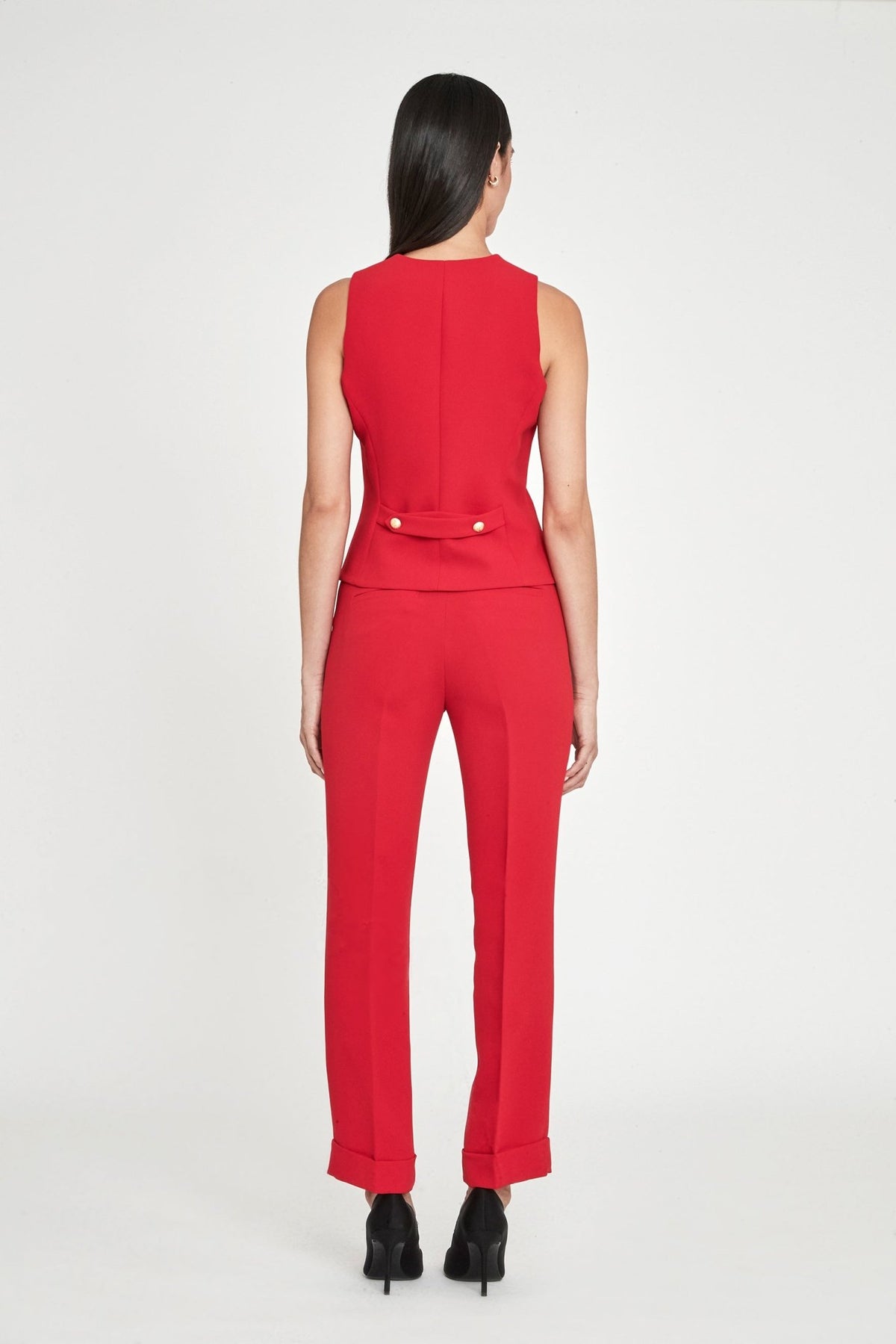 Chaleco sastre rojo Atelier en super crepé de tres botones con bolsillos de vivo y detalles dorados con logo.