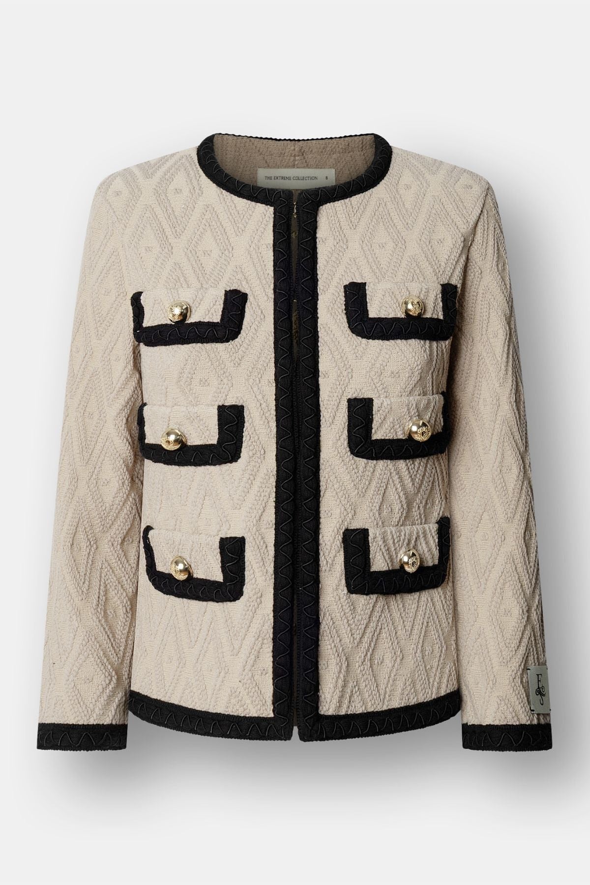 La sofisticación de la chaqueta bicolor avellana Bianca. Diseño de autor con contrastes en negro y botones joya, hecha en España.