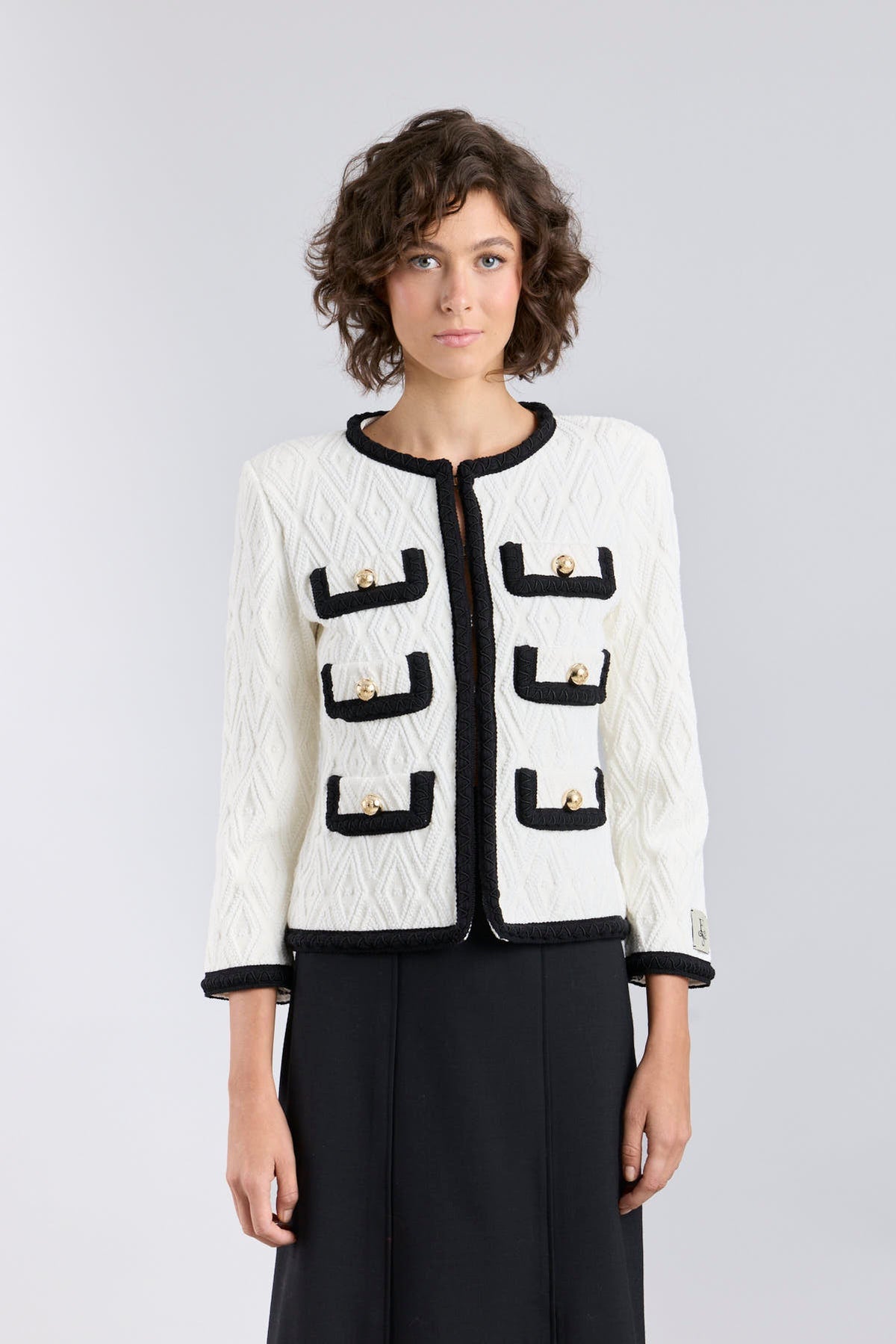 Chaqueta bicolor para mujer modelo Bianca en blanco con vivos negros.