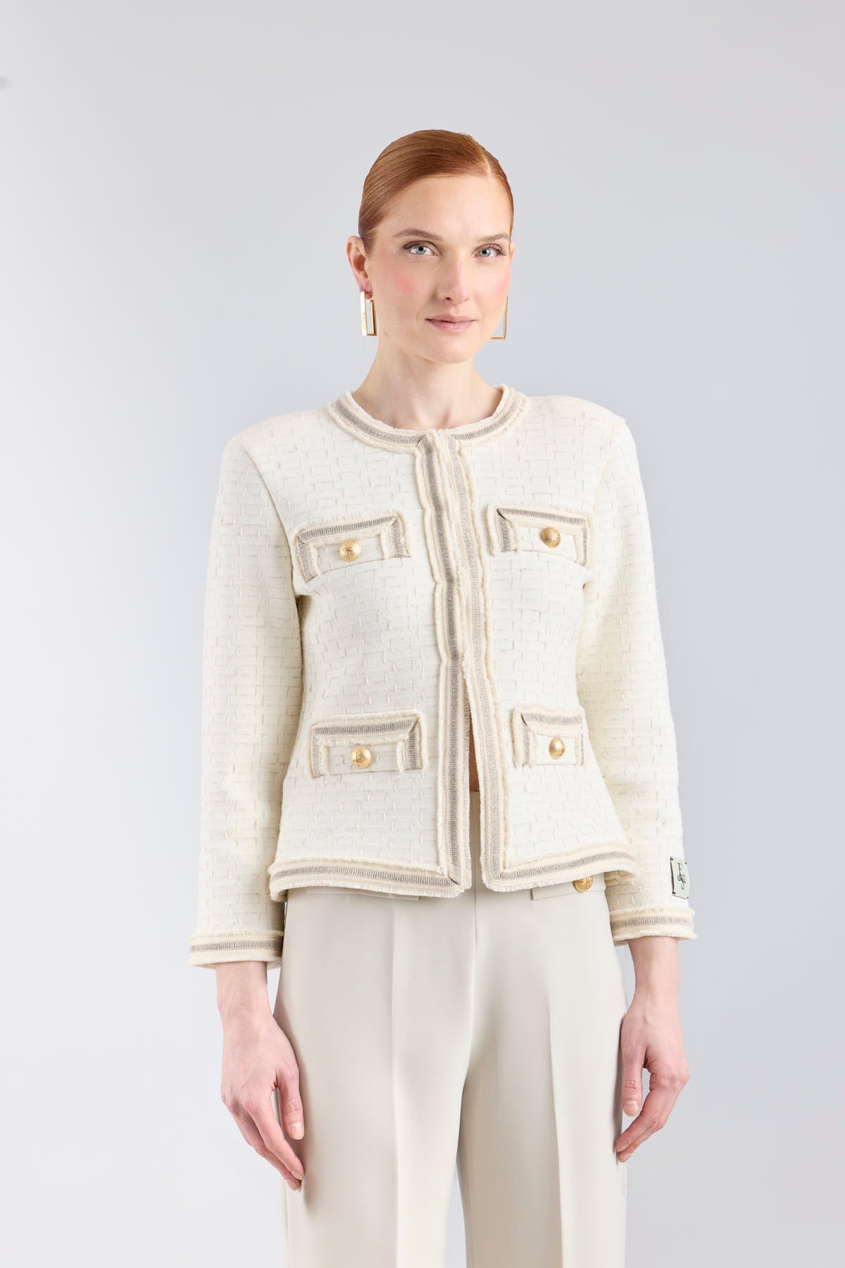 Chaqueta corta estructurada mujer modelo Cameron en color crudo con botones dorados.