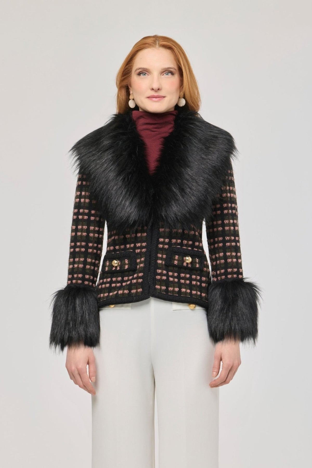 Chaqueta corta con aplicaciones de pelo ecológico Angele, con base de tejido estructurado multicolor y detalles de pelo en cuello y puños.