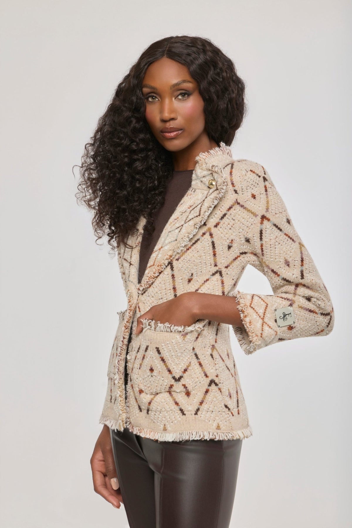 Chaqueta de punto jacquard Parker con patrón geométrico, solapas con acabado desflecado y botones dorados.