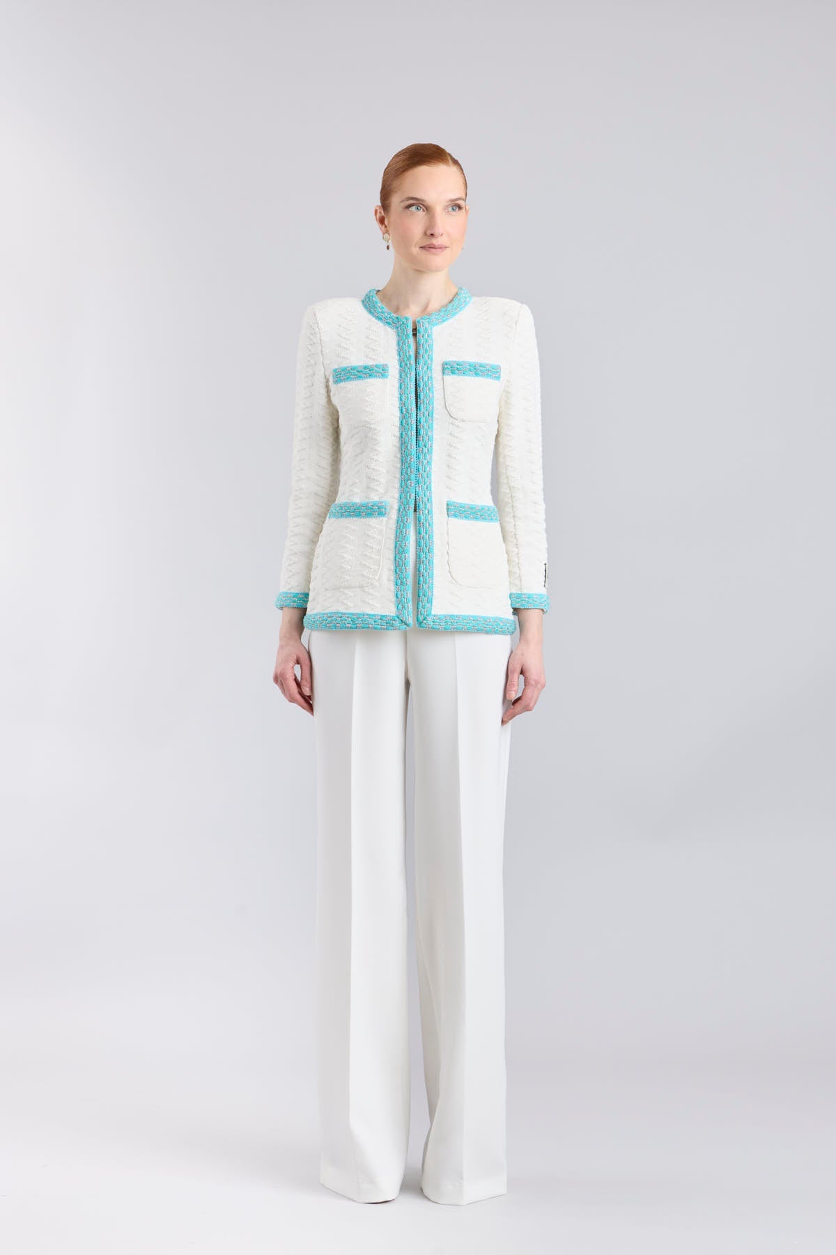 Chaqueta estructurada de mujer modelo Archer en blanco con vivos turquesa.