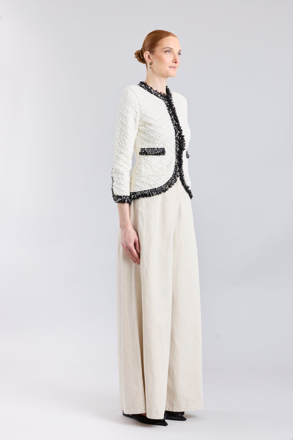 Chaqueta de lujo blanca para mujer modelo Ludovica con ribetes oscuros y detalles brillantes.