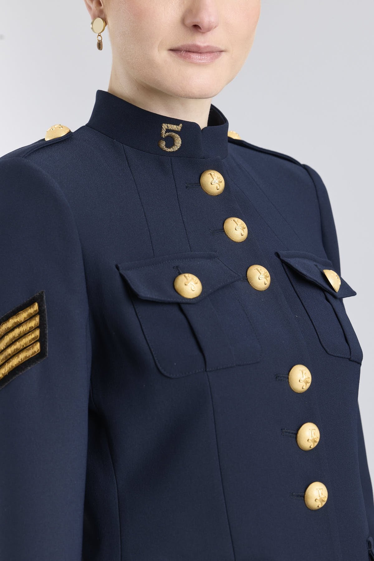 Chaqueta militar mujer azul marino Manhattan en crepe con cuello mao, botones metálicos y bordado artesanal del número 5.