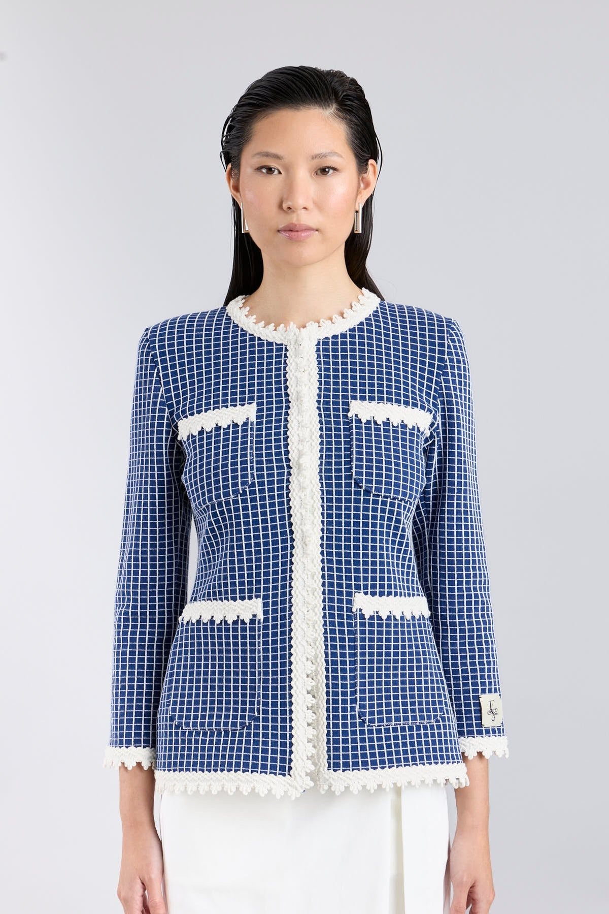 Chaqueta de lujo estructurada en azul noche para mujer modelo Jasper con acabados festoneados.