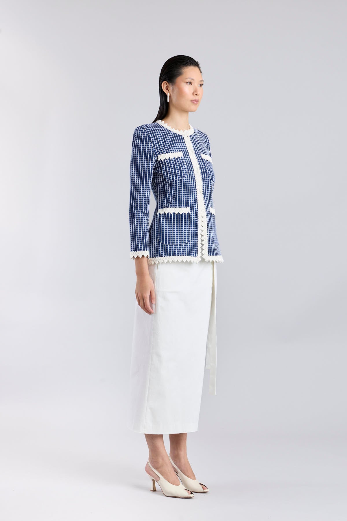 Chaqueta de lujo estructurada en azul noche para mujer modelo Jasper con acabados festoneados.